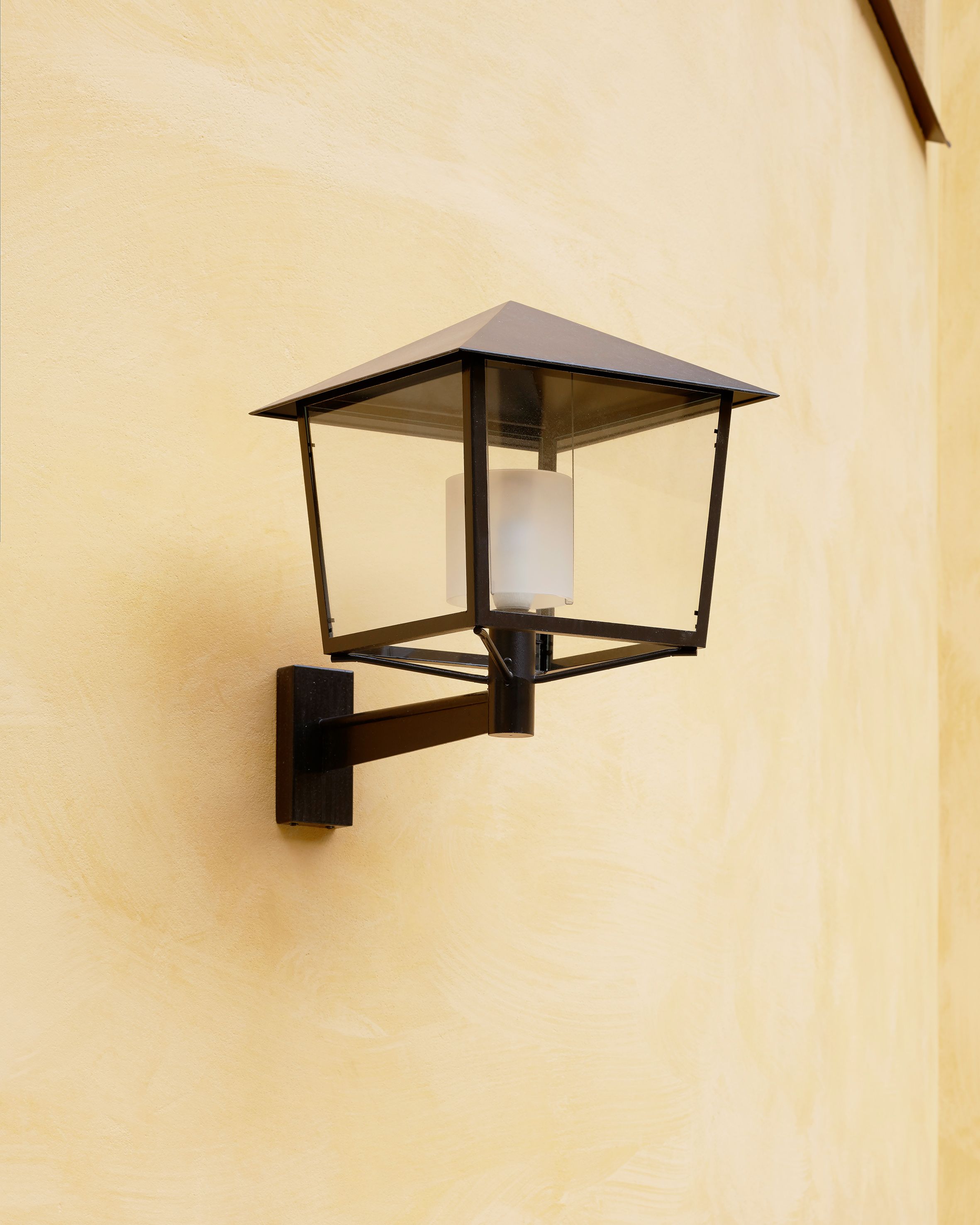 Fotograf: Åke E:son För gården tillverkades en lykta som kan monteras på både vägg och stolpe. Tanken är att denna lykta ska kunna användas i flera av Stadsholmens miljöer.